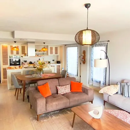 Triplex Bitez - Shared Pool, Terrace & Guest