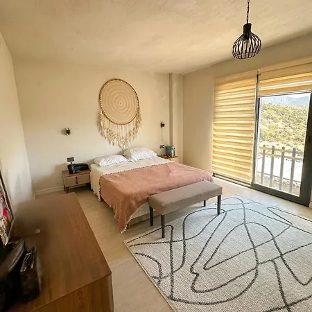 Triplex Bitez - Shared Pool, Terrace & Guest Villa *