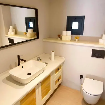 Triplex Bitez - Shared Pool, Terrace & Guest