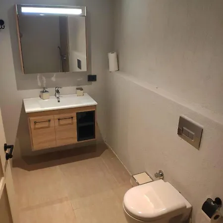 Triplex Bitez - Shared Pool, Terrace & Guest Villa *