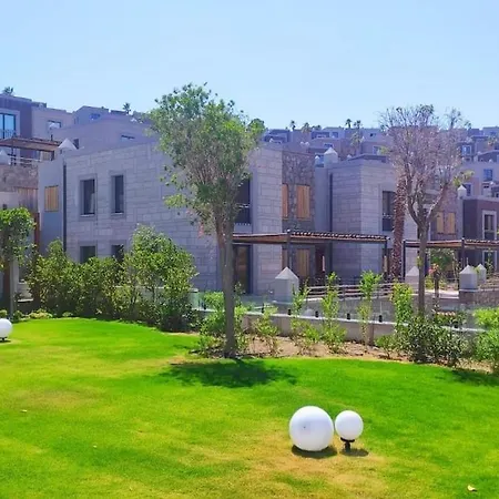 Triplex Bitez - Shared Pool, Terrace & Guest Villa *